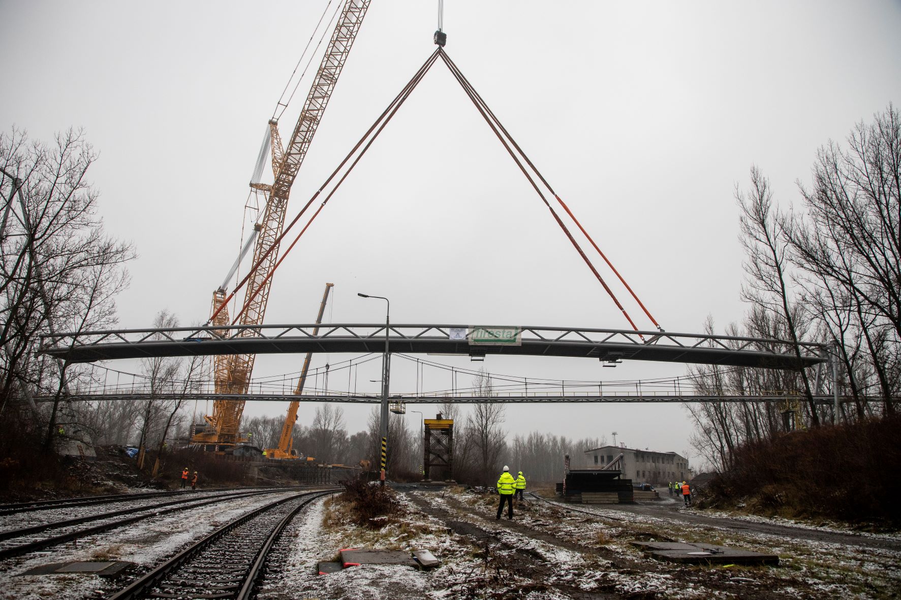 Instalace lávky přes řeku Ostravici. Foto: Adolf Horsinka